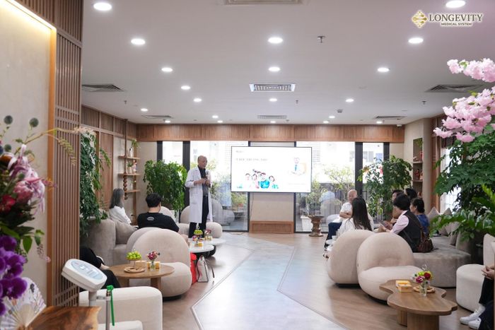 TS.BSCKII Nguyễn Tiến Dũng, Viện trưởng Viện Nghiên cứu và Ứng dụng Công nghệ Tế bào chia sẻ với khách hàng tại Longevity Medical System