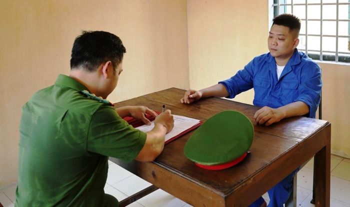 Cán bộ công an ghi lời khai của đối tượng Lê Tuấn Minh. Ảnh: CACC