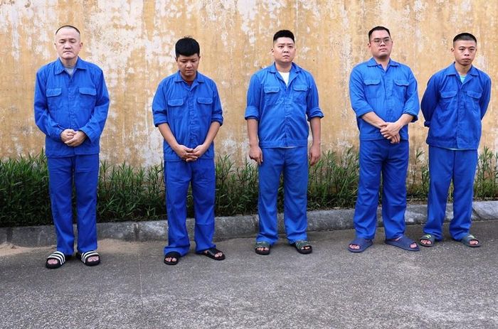 Các đối tượng trong đường dây đánh bạc bị bắt giữ. Ảnh: CACC