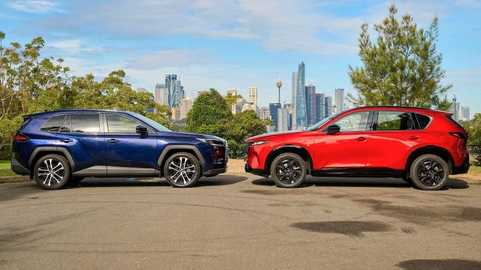 So với nhiều đối thủ cùng phân khúc, Toyota RAV4 vẫn là một trong những mẫu SUV có kích thước nhỏ gọn nhất. Ảnh: Drive