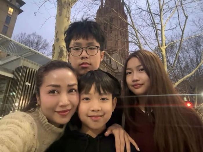 Ốc Thanh Vân kể chuyện những ngày bận rộn cùng các con tại Úc, tiết lộ con trai út tăng cân, gương mặt bụ bẫm.
