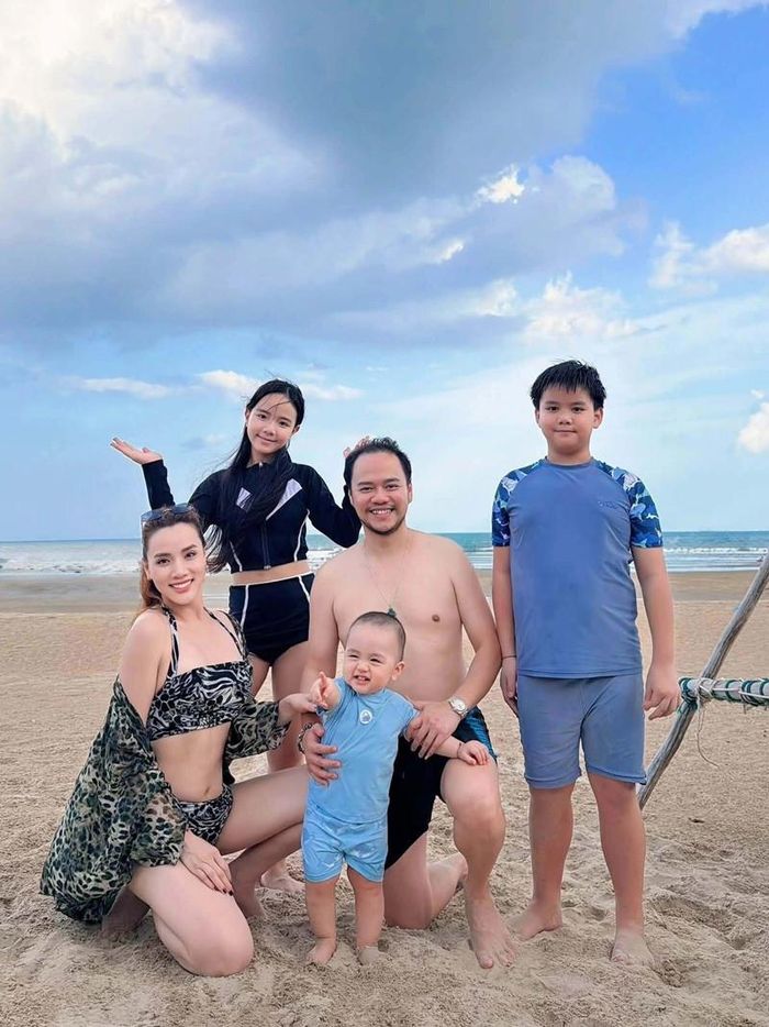 Người mẫu Trang Nhung cùng chồng con tận hưởng chuyến vui chơi trên bãi biển.