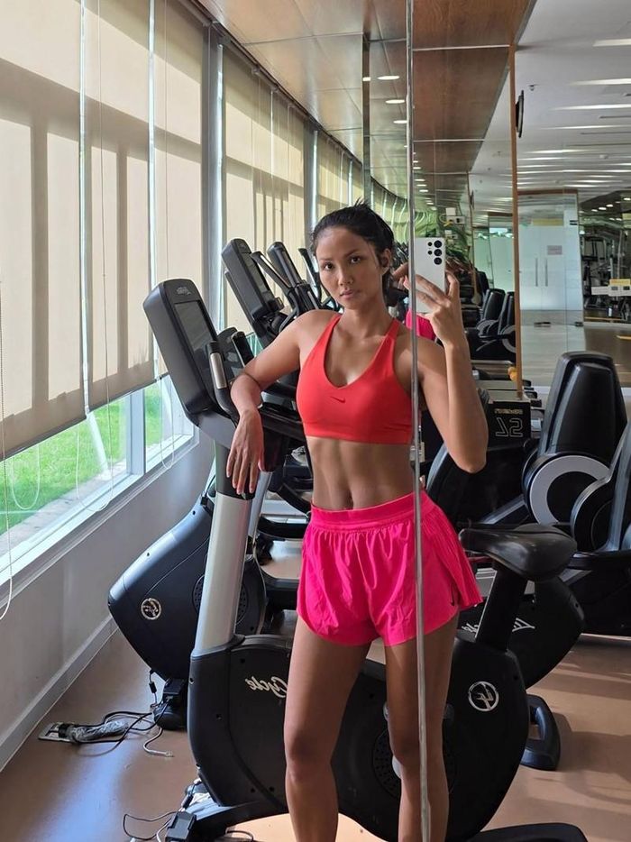 Tin sao Việt 16/7: Hoa hậu H'Hen Niê gây chú ý với vòng eo săn chắc sau 10 tháng sinh con.