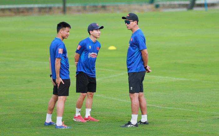 Trước buổi tập, đội tuyển có thêm sự biến động về lực lượng khi tiền vệ Khuất Văn Khang chia tay đội do chấn thương chưa hồi phục hoàn toàn và không thể góp mặt tại ASEAN Cup 2026.