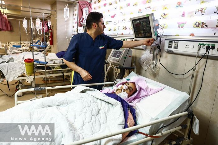 Một người bị thương trong đợt tấn công mới của Mỹ vào Iran đang nằm điều trị tại bệnh viện. Ảnh: WANA