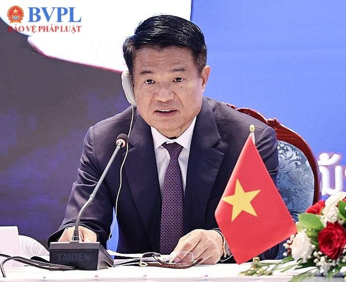  Đồng chí Nguyễn Huy Tiến, Ủy viên Trung ương Đảng, Viện trưởng VKSND tối cao Việt Nam chủ trì, phát biểu khai mạc Hội nghị.