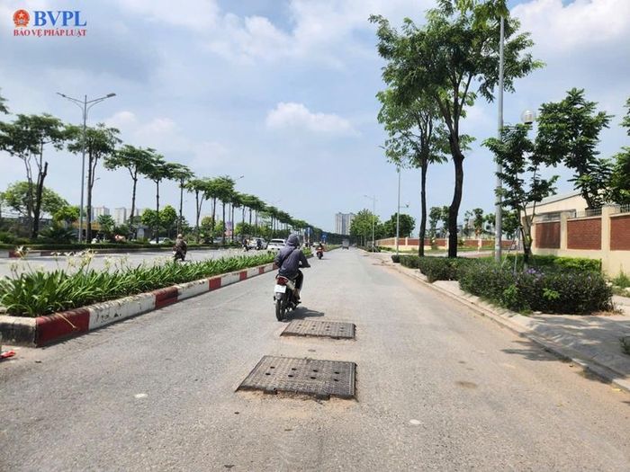 Người dân cảm thấy bất an khi lưu thông qua tuyến đường Phạm Tu vì nắp cống nhô cao, đặc biệt là vào buổi tối.