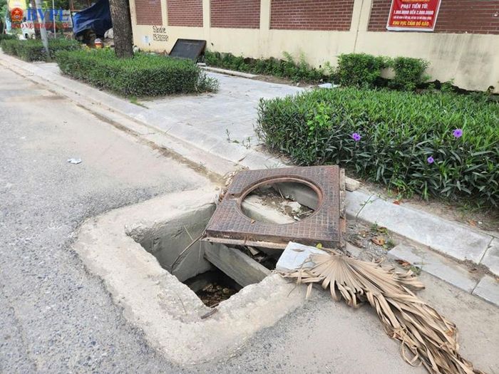 Hàng loạt nắp cống hư hỏng trên đường Phạm Tu tiềm ẩn nguy cơ mất an toàn.