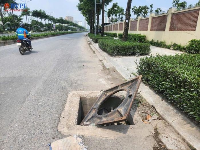 Nắp cống thoát nước bật tung tiềm ẩn nguy cơ mất an toàn giao thông đối với người dân đi qua khu vực này.