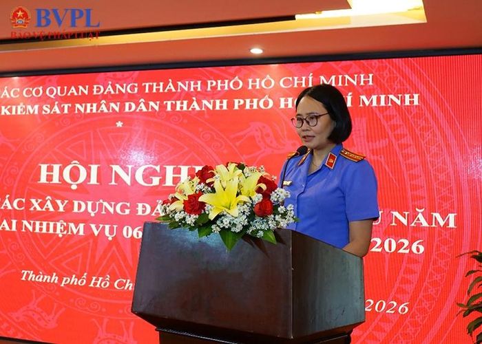 Đồng chí Lê Thị Đông, Ủy viên Ban Chấp hành Đảng bộ, Bí thư Chi bộ, Viện trưởng VKSND Khu vực 2 trình bày tham luận.