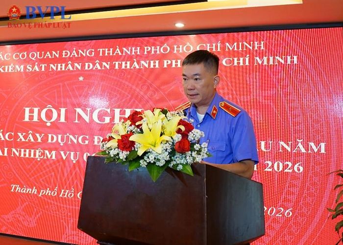 Đồng chí Ngô Phạm Việt, Phó Bí thư Đảng ủy, Phó Viện trưởng VKSND thành phố báo cáo tóm tắt kết quả công tác xây dựng Đảng 6 tháng đầu năm 2026.