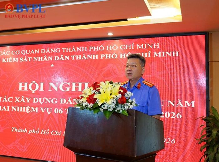 Đồng chí Lê Minh Trí, Bí thư Chi bộ, Viện trưởng VKSND Khu vực 9 trình bày tham luận.