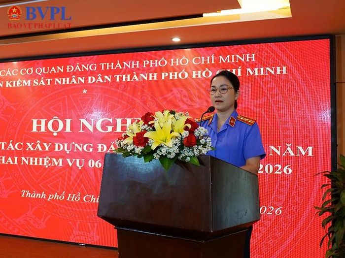 Đồng chí Hà Thị Thúy Hằng, Ủy viên Ban Chấp hành Đảng bộ, Bí thư Chi bộ, Trưởng phòng 9 báo cáo kết quả thực hiện Nghị quyết số 205/2025/QH15 trên địa bàn thành phố.