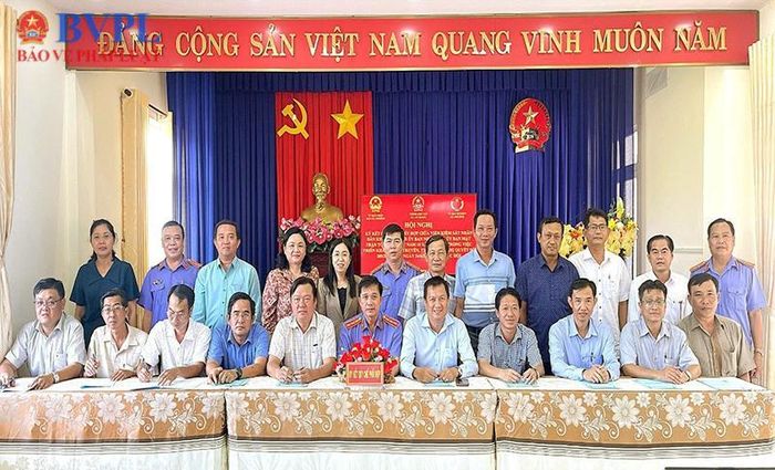  Lãnh đạo các đơn vị thực hiện nghi thức ký kết Quy chế phối hợp.