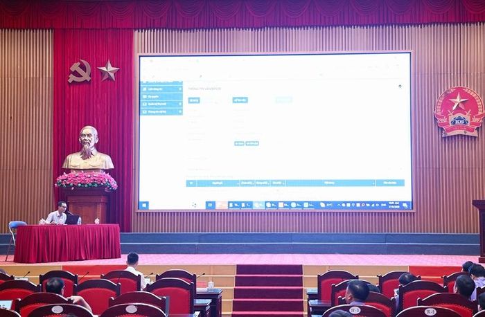  Báo cáo viên trình bày và giải đáp tại Hội nghị. 