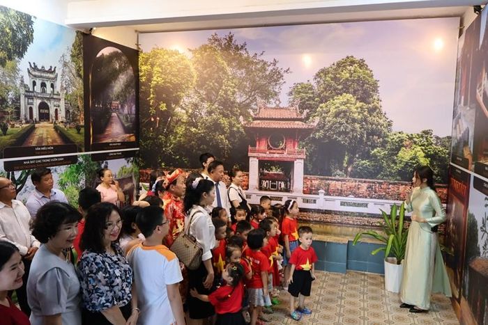 Tôn vinh di sản giáo dục Việt qua triển lãm về Văn Miếu.