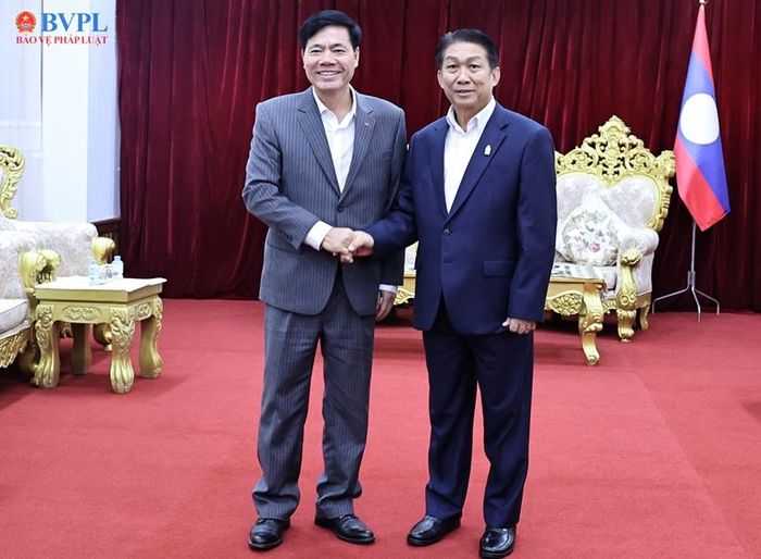 Đồng chí Bounleuam Manivong, Bí thư Tỉnh ủy tỉnh Luông-pha-bang và đồng chí Nguyễn Quang Dũng, Phó Viện trưởng VKSND tối cao.