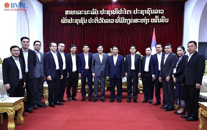Các đại biểu dự buổi tiếp chụp ảnh lưu niệm.