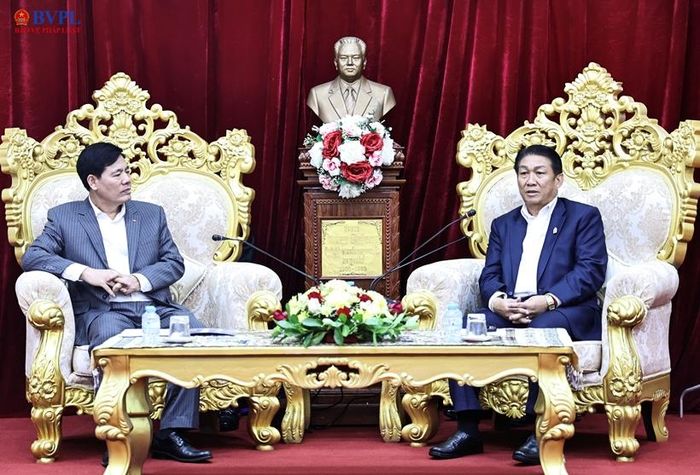 Đồng chí Bounleuam Manivong, Bí thư Tỉnh ủy tỉnh Luông-pha-bang tiếp đồng chí Nguyễn Quang Dũng, Phó Viện trưởng VKSND tối cao.
