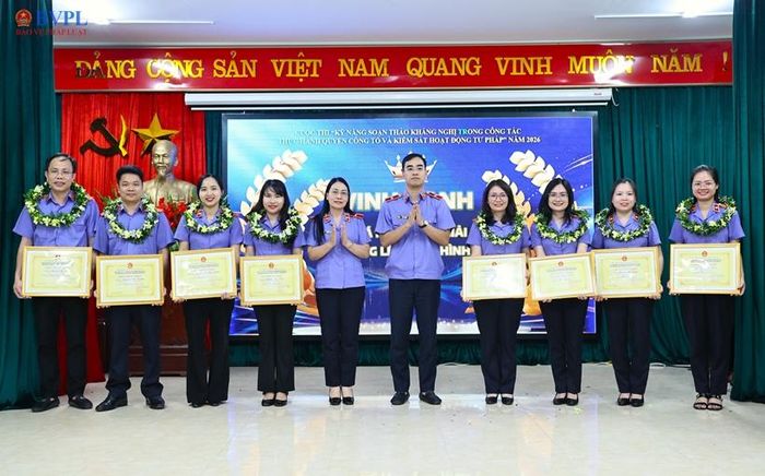  Đồng chí Phạm Hải Anh, Viện trưởng VKSND tỉnh Bắc Ninh và đồng chí Nguyễn Thị Lan trao Vòng nguyệt quế và Giấy chứng nhận cho các đồng chí đạt giải Nhất, Nhì, Ba, Khuyến khích trong cuộc thi Lĩnh vực hình sự.