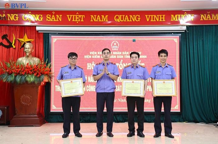  Đồng chí Phạm Hải Anh, Viện trưởng VKSND tỉnh Bắc Ninh trao Giấy khen tặng các tập thể có thành tích xuất sắc trong cuộc thi gồm: Phòng 3, Phòng 9, VKSND khu vực 6. 