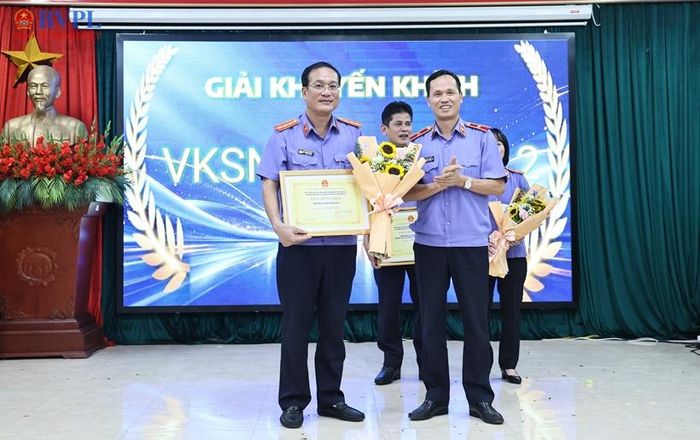 Đồng chí Nguyễn Trường Thọ, Phó Viện trưởng VKSND tỉnh Bắc Ninh trao Giấy chứng nhận đạt giải Khuyến khích cho tập thể VKSND khu vực 2. 
