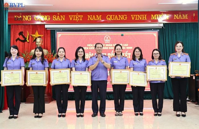  Đồng chí Nguyễn Xuân Hồng, Phó Viện trưởng VKSND tỉnh Bắc Ninh trao Giấy khen của Viện trưởng VKSND tỉnh Bắc Ninh tặng các cá nhân có thành tích xuất sắc trong cuộc thi.