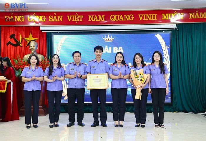  Đồng chí Nguyễn Thị Lan, Phó Viện trưởng VKSND tỉnh Bắc Ninh trao Giấy chứng nhận đạt giải Ba cho tập thể VKSND khu vực 6. 