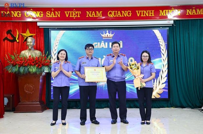  Đồng chí Nguyễn Văn Lượng, Phó Viện trưởng VKSND tỉnh Bắc Ninh trao Giấy chứng nhận đạt giải Nhì cho tập thể Phòng 9 VKSND tỉnh. 