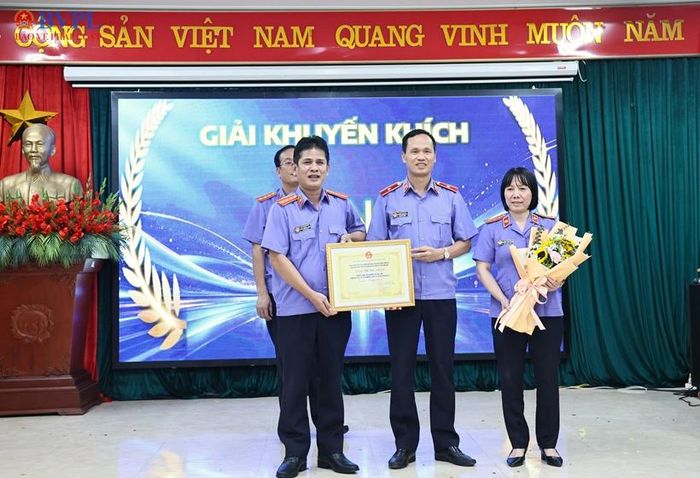  Đồng chí Nguyễn Trường Thọ, Phó Viện trưởng VKSND tỉnh Bắc Ninh trao Giấy chứng nhận đạt giải Khuyến khích cho tập thể Phòng 2 VKSND tỉnh. 