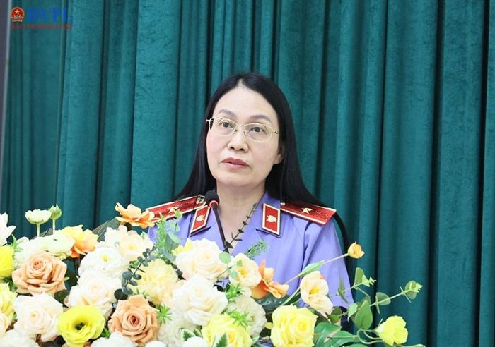  Đồng chí Nguyễn Thị Lan, Phó Viện trưởng VKSND tỉnh Bắc Ninh, Trưởng Ban tổ chức cuộc thi phát biểu tại Hội nghị.