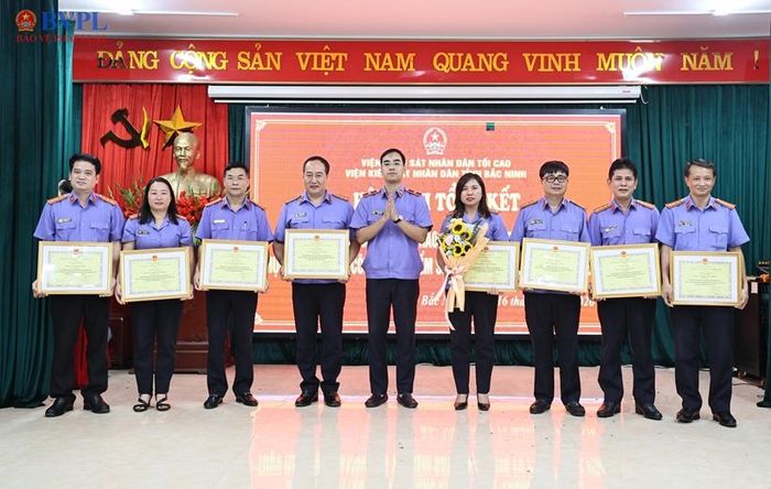  Đồng chí Phạm Hải Anh, Viện trưởng VKSND tỉnh Bắc Ninh trao Giấy khen tặng các đồng chí thành viên Ban tổ chức, Ban giám khảo có nhiều thành tích trong công tác tổ chức cuộc thi. 