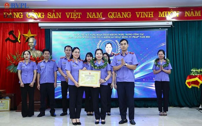  Đồng chí Phạm Hải Anh, Viện trưởng VKSND tỉnh Bắc Ninh và đồng chí Nguyễn Thị Lan trao Vòng nguyệt quế và Giấy chứng nhận cho đồng chí Hoàng Thị Dung, Kiểm sát viên sơ cấp Phòng 3, VKSND tỉnh Bắc Ninh đạt giải Nhất trong cuộc thi lĩnh vực hình sự.