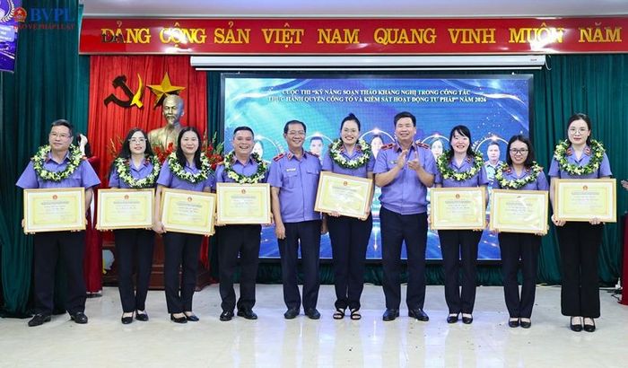  Đồng chí Nguyễn Xuân Hồng, Phó Viện trưởng VKSND tỉnh và đồng chí Nguyễn Văn Lượng, Phó Viện trưởng VKSND tỉnh trao Vòng nguyệt quế và Giấy chứng nhận cho các cá nhân đạt giải trong cuộc thi lĩnh vực Hành chính, Dân sự. 