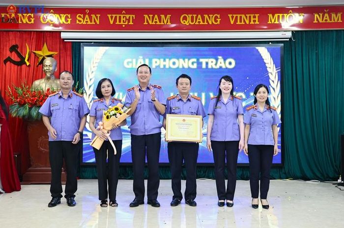  Đồng chí Nguyễn Văn Uyên, Phó Viện trưởng VKSND tỉnh Bắc Ninh trao Giấy chứng nhận đạt giải Phòng trao cho tập thể VKSND khu vực 7. 