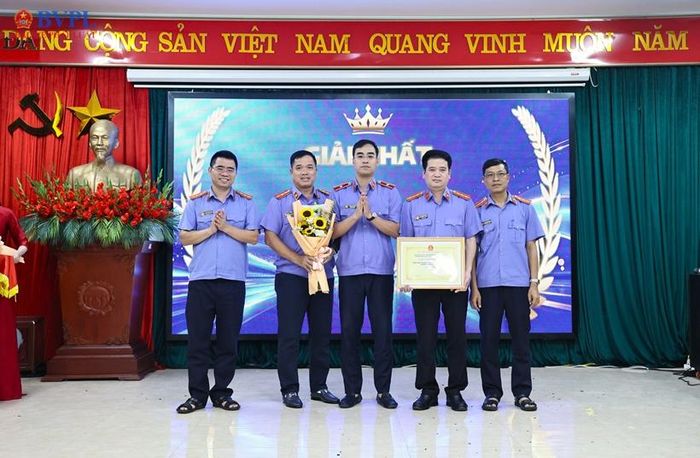  Phạm Hải Anh, Viện trưởng VKSND tỉnh Bắc Ninh trao Giấy chứng nhận đạt giải Nhất cho tập thể Phòng 3 VKSND tỉnh. 