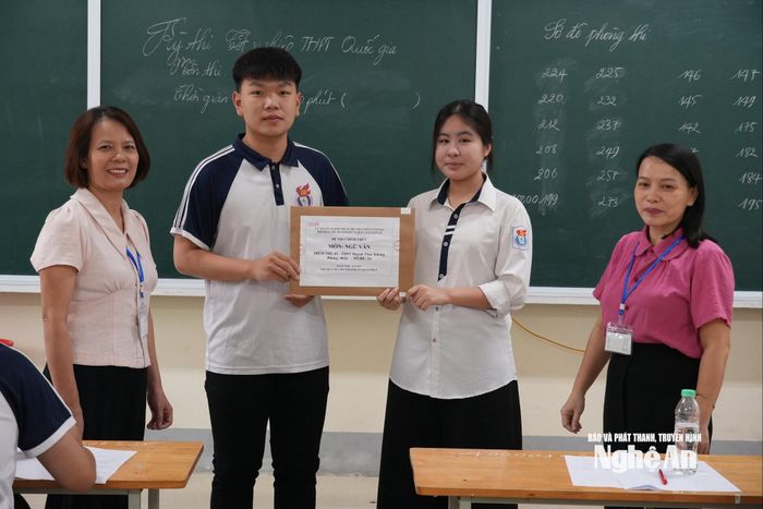 Thí sinh kiểm tra niêm phong đề thi tại Kỳ thi tốt nghiệp THPT năm 2026. Ảnh: Mỹ Hà