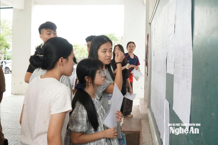 Thí sinh theo dõi phòng thi tại Kỳ thi tốt nghiệp THPT năm 2026. Ảnh: Mỹ Hà