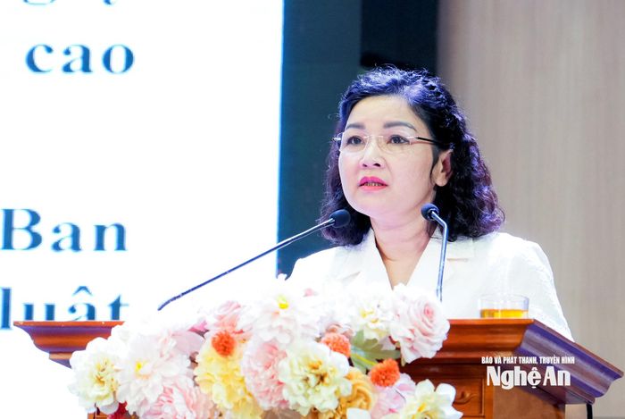 Chủ nhiệm Ủy ban Kiểm tra Tỉnh ủy Nguyễn Thị Hồng Hoa quán triệt Chương trình hành động của Ban Chấp hành Đảng bộ tỉnh thực hiện Nghị quyết số 05 của Ban Chấp hành Trung ương về đổi mới, nâng cao hiệu lực công tác kiểm tra, giám sát và kỷ luật đảng và một số quy định mới về công tác kiểm tra, giám sát và thi hành kỷ luật của Đảng. Ảnh: Phạm Bằng