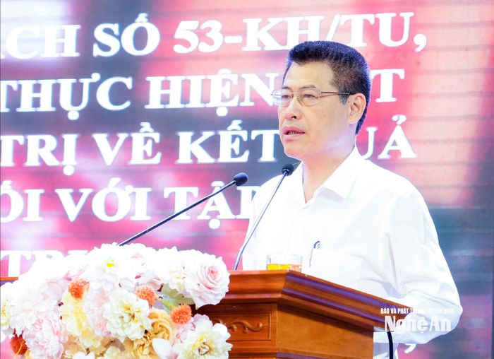Phó Trưởng ban Tổ chức Tỉnh ủy Lê Trường Giang quán triệt những nội dung và điểm mới trong Kế hoạch số 53 của Ban Thường vụ Tỉnh ủy về triển khai thực hiện Kết luận số 12 của Bộ Chính trị về kết quả kiểm điểm, đánh giá, xếp loại chất lượng đối với tập thể, cá nhân trong hệ thống chính trị và việc triển khai hệ thống đánh giá cán bộ, công chức, viên chức theo hiệu quả công việc.