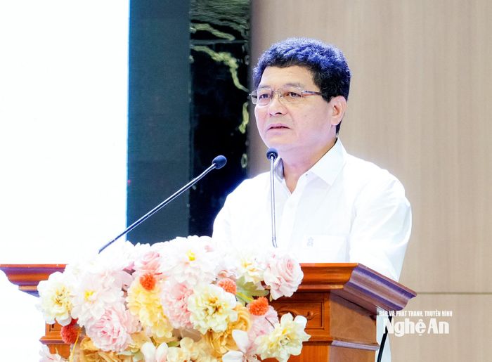 Trưởng ban Tổ chức Tỉnh ủy Phạm Trọng Hoàng quán triệt chuyên đề về Nghị quyết số 08 của Ban Chấp hành Đảng bộ tỉnh và các chủ trương, quy định liên quan về xây dựng và nâng cao chất lượng cán bộ cơ sở. Ảnh: Phạm Bằng