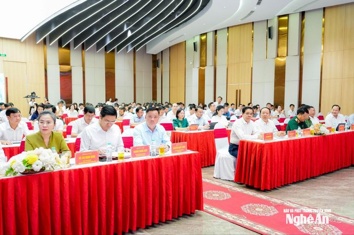 Các đồng chí lãnh đạo tỉnh dự hội nghị. Ảnh: Phạm Bằng