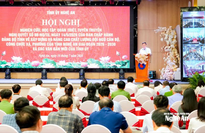 Bí thư Tỉnh ủy, Trưởng đoàn ĐBQH tỉnh Nguyễn Khắc Thận phát biểu kết luận hội nghị. Ảnh: Phạm Bằng