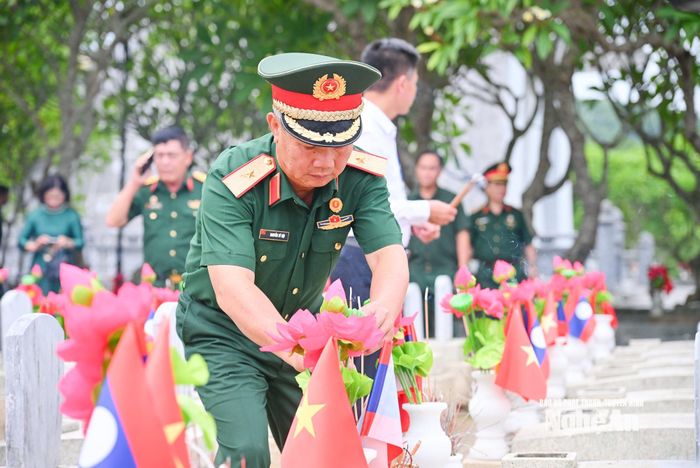 Thiếu tướng Nguyễn Sỹ Hội - Phó Chủ tịch Ủy ban Mặt trận Tổ quốc Việt Nam tỉnh, Chủ tịch Hội cựu chiến binh tỉnh thắp hương tại phần mộ các liệt sĩ. Ảnh: Thành Cường