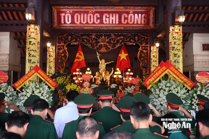 Các đại biểu bày tỏ lòng biết ơn sâu sắc đối với những người con ưu tú đã hiến dâng tuổi thanh xuân và xương máu cho sự nghiệp đấu tranh giải phóng dân tộc, thống nhất đất nước. Ảnh: Thành Cường