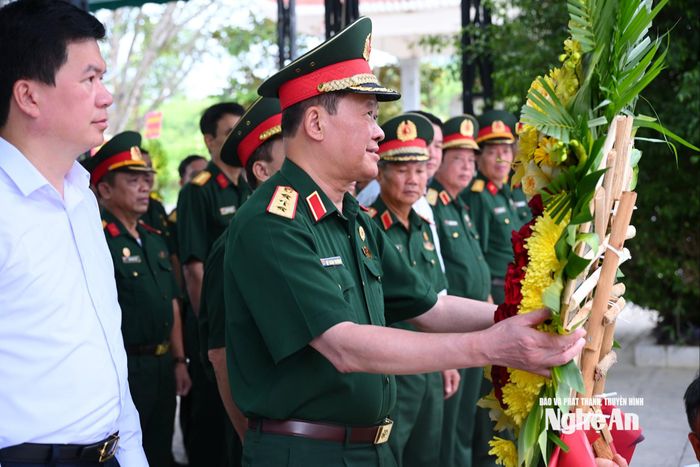 Thượng tướng Bế Xuân Trường - Phó Chủ tịch Ủy ban Trung ương Mặt trận Tổ quốc Việt Nam, Chủ tịch Hội Cựu chiến binh Việt Nam dâng hoa tưởng niệm các Anh hùng liệt sĩ tại Nghĩa trang Liệt sĩ Quốc tế Việt - Lào. Ảnh: Thành Cường
