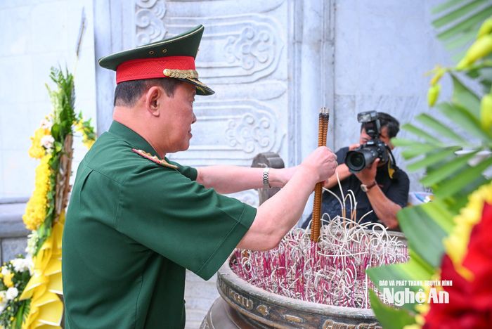 Thượng tướng Bế Xuân Trường - Phó Chủ tịch Ủy Trung ương Mặt trận Tổ quốc Việt Nam, Chủ tịch Hội Cựu chiến binh Việt Nam dâng hương tưởng niệm các Anh hùng liệt sĩ tại Nghĩa trang Liệt sĩ Quốc tế Việt - Lào. Ảnh: Thành Cường