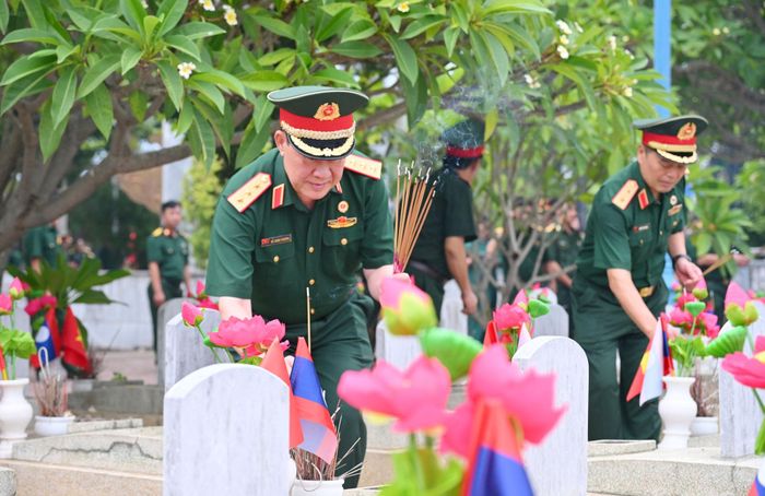 Thượng tướng Bế Xuân Trường - Phó Chủ tịch Ủy ban Trung ương Mặt trận Tổ quốc Việt Nam, Chủ tịch Hội Cựu chiến binh Việt Nam thắp hương tại phần mộ các liệt sĩ. Ảnh: Thành Cường