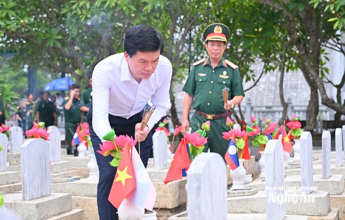 Đồng chí Nguyễn Đình Hùng - Ủy viên Ban Thường vụ Tỉnh ủy, Phó Chủ tịch Thường trực Ủy ban Mặt trận Tổ quốc Việt Nam tỉnh dâng hương tại các phần mộ liệt sĩ. Ảnh: Thành Cường