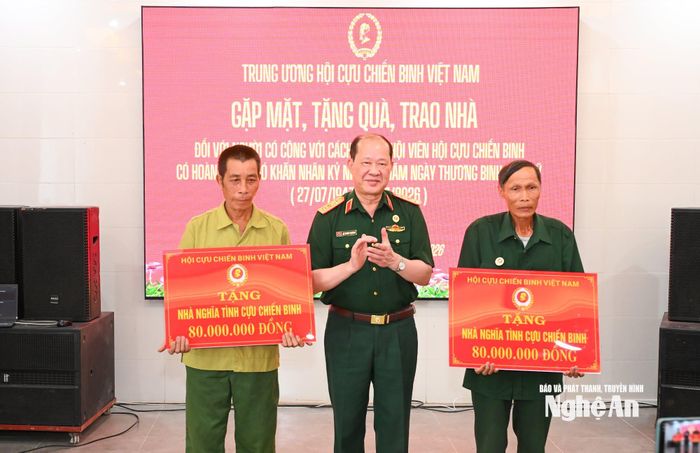 Hội Cựu chiến binh Việt Nam trao tiền hỗ trợ xây dựng nhà "Nghĩa tình cựu chiến binh" cho 4 gia đình cựu chiến binh có hoàn cảnh khó khăn tại các xã Anh Sơn và Bạch Hà. Ảnh: Thành Cường